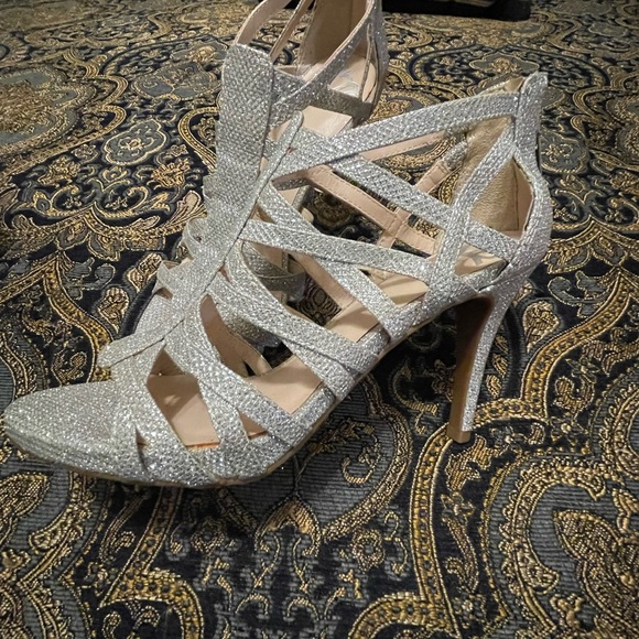 Silver strapped with zipper Fergalicious by Fergie, sz 6 US, 4 UK, 36 Eur. - Picture 2 of 4